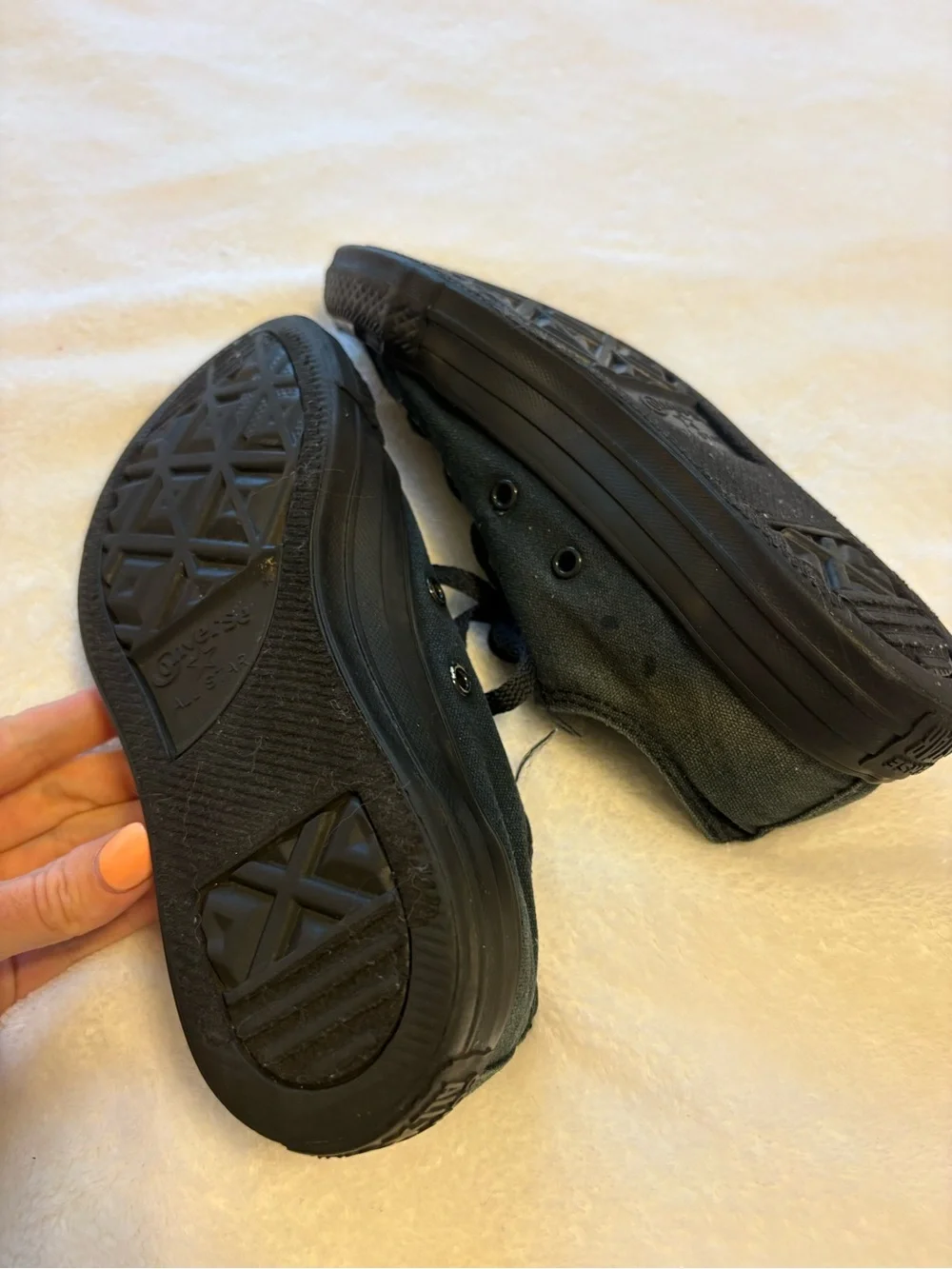 Converse Womens SOLID BLACK low chuck taylors - Picture 5 of 6